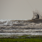 Kitesurf dans les vagues