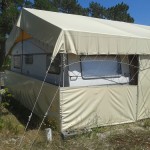 caravane sous la tente au camping